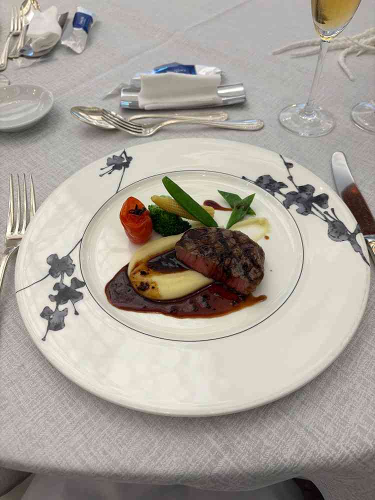 メインのお肉料理。お肉もすごく柔らかくてソースも美味しかった。