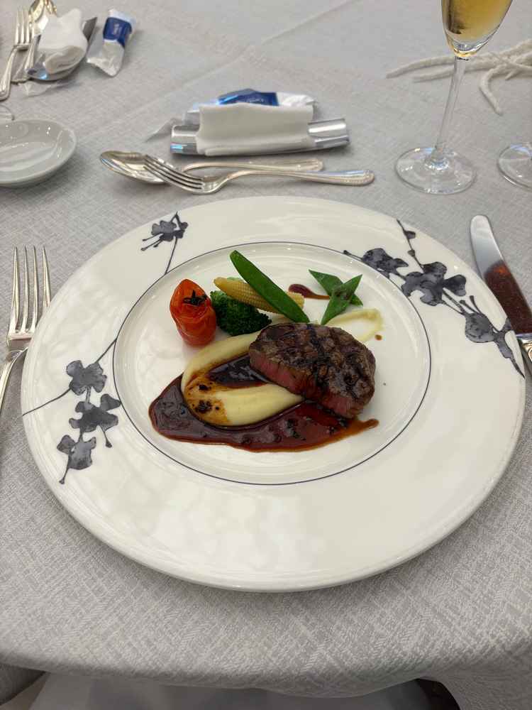 メインのお肉料理。お肉もすごく柔らかくてソースも美味しかった。