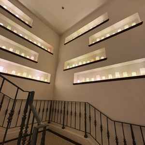 待合室からチャペルへ続く階段。落ち着いた雰囲気が素敵。