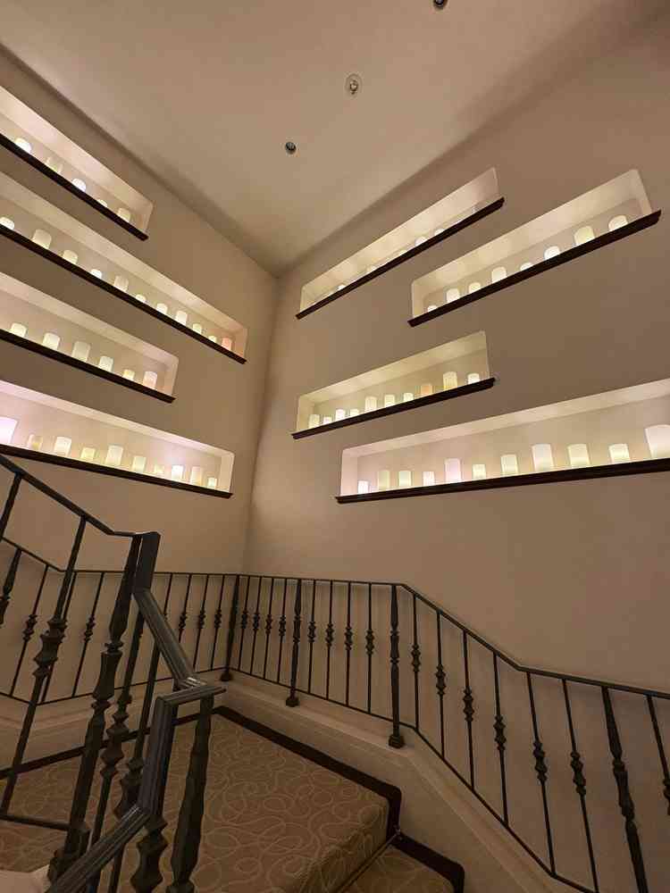 待合室からチャペルへ続く階段。落ち着いた雰囲気が素敵。