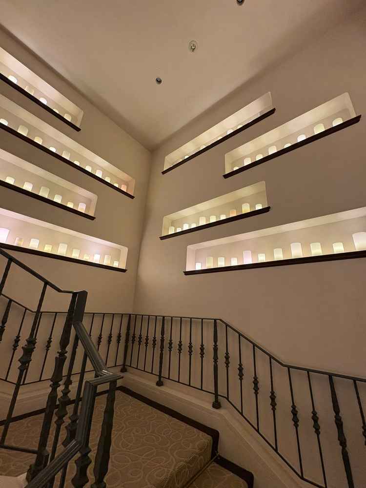 待合室からチャペルへ続く階段。落ち着いた雰囲気が素敵。