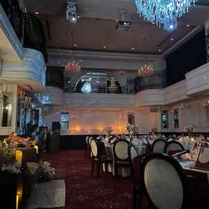 披露宴会場で模擬ムービー上映をしてもらいました。吹き抜けの広い空間とキャンドルライトが幻想的でした。