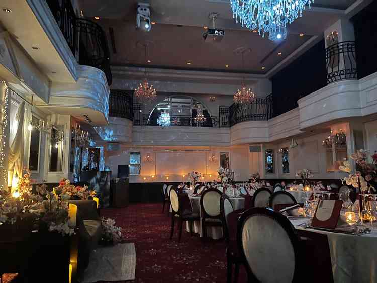 披露宴会場で模擬ムービー上映をしてもらいました。吹き抜けの広い空間とキャンドルライトが幻想的でした。