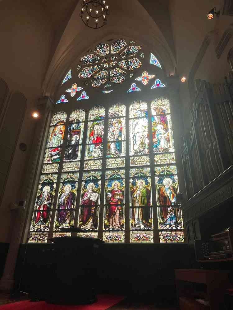 ステンドグラスのアップ（午前中撮影）