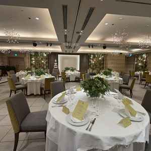 緑が多く飾られており、広めの会場、チャペルが近く動線が良いと思った。