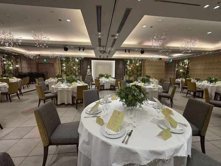 緑が多く飾られており、広めの会場、チャペルが近く動線が良いと思った。