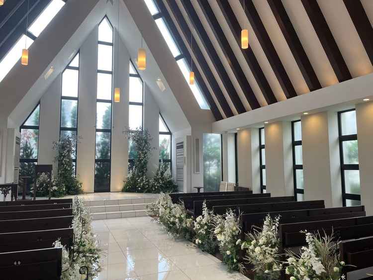 天井がとても高いチャペル。所々に木目があるので、新婦のドレスが白に同化してしまうのを防げる作り。