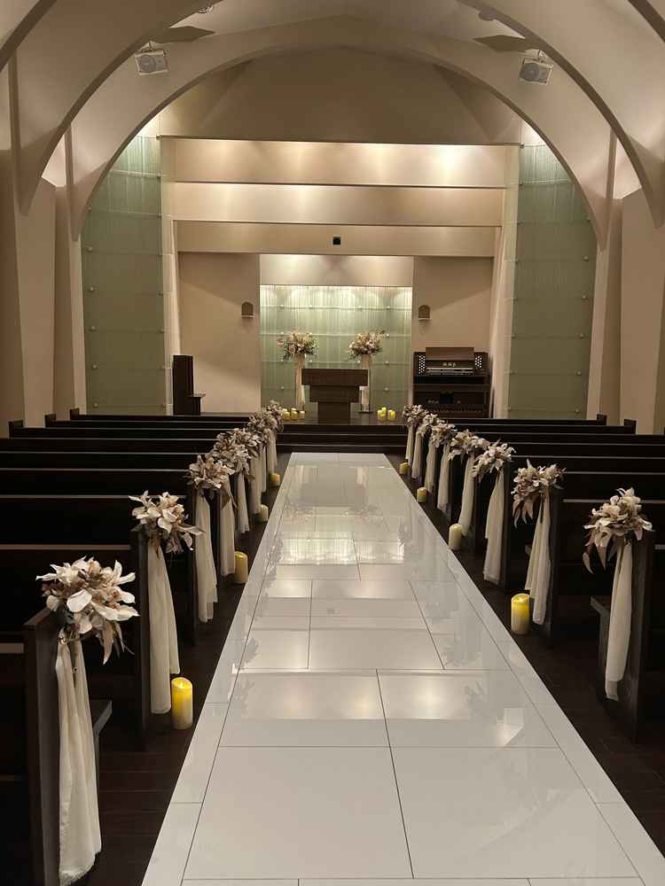 挙式会場は自然光が入らないつくり。披露宴場所と雰囲気が変えられて素敵でした。ムービーを流せるのも◎