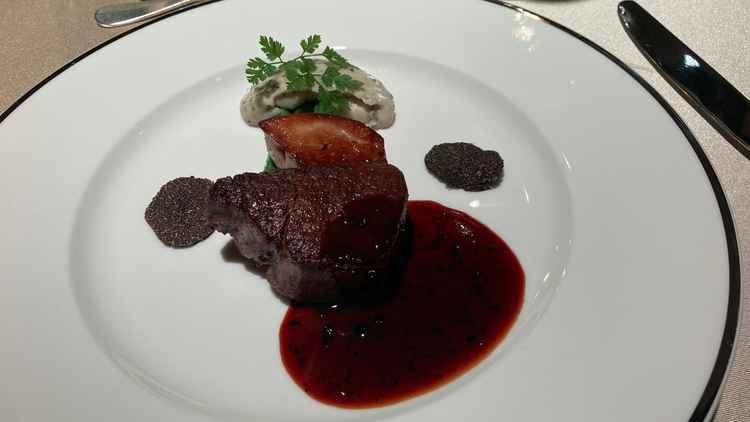 食事です。トリュフのサラダがとても美味しかったです。