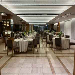 別の会場。モダンで広々とした空間に、統一感のあるテーブルが落ち着いた上品さを感じました