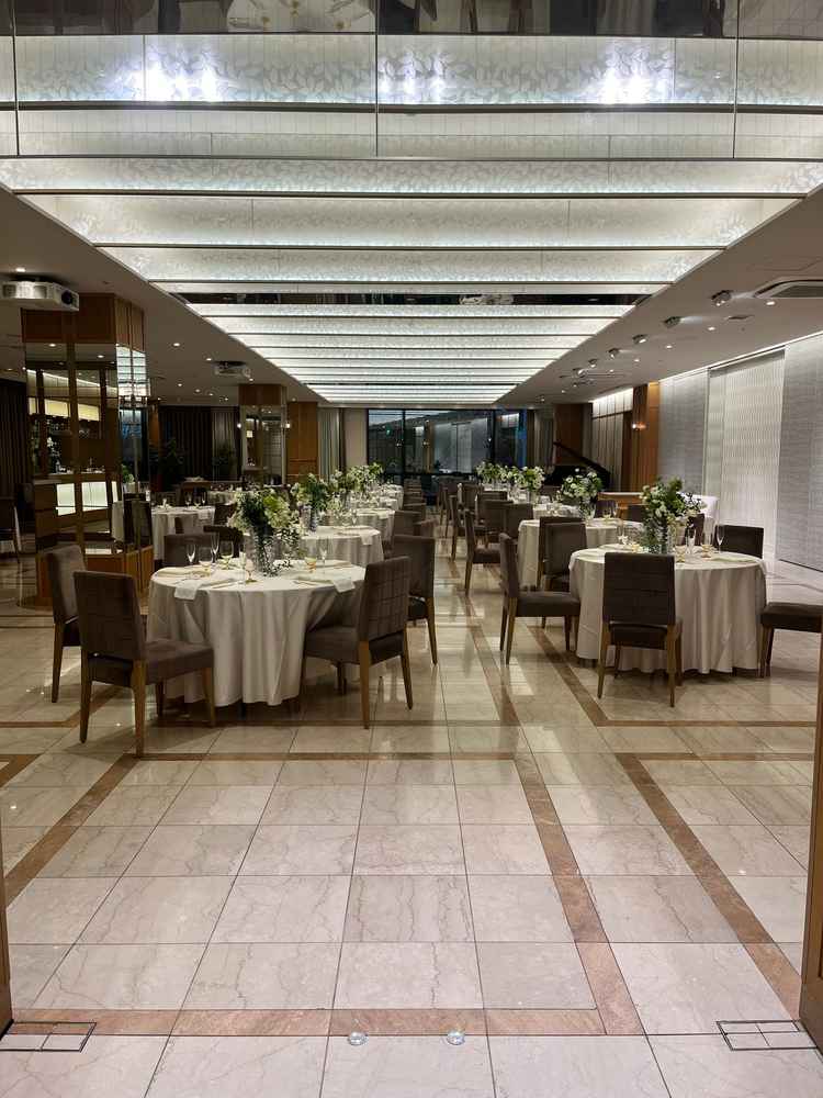 別の会場。モダンで広々とした空間に、統一感のあるテーブルが落ち着いた上品さを感じました