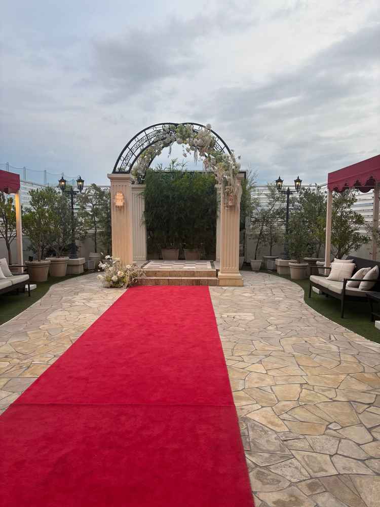 挙式後、フラワーシャワーを行う場所。ブルーのチャペルとは真逆の色合いが良かったです。