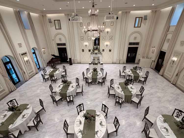 披露宴会場です。階段の上から撮っていますが、ここから階段を降りて登場することもできます。