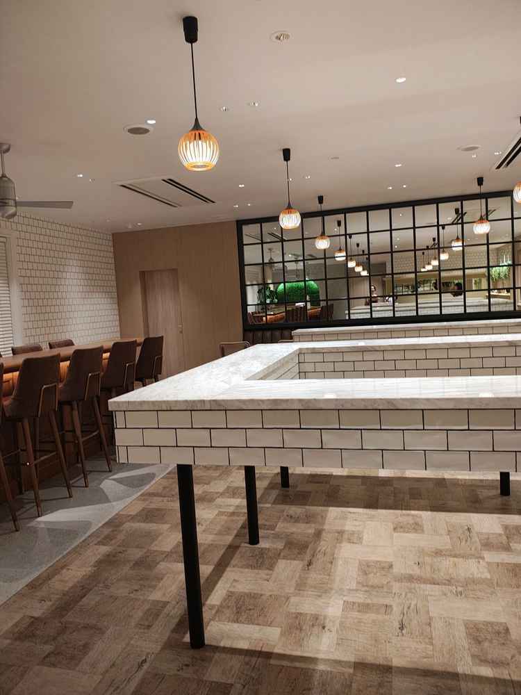 待合スペースです。オリジナルの家具がとても印象に残っております