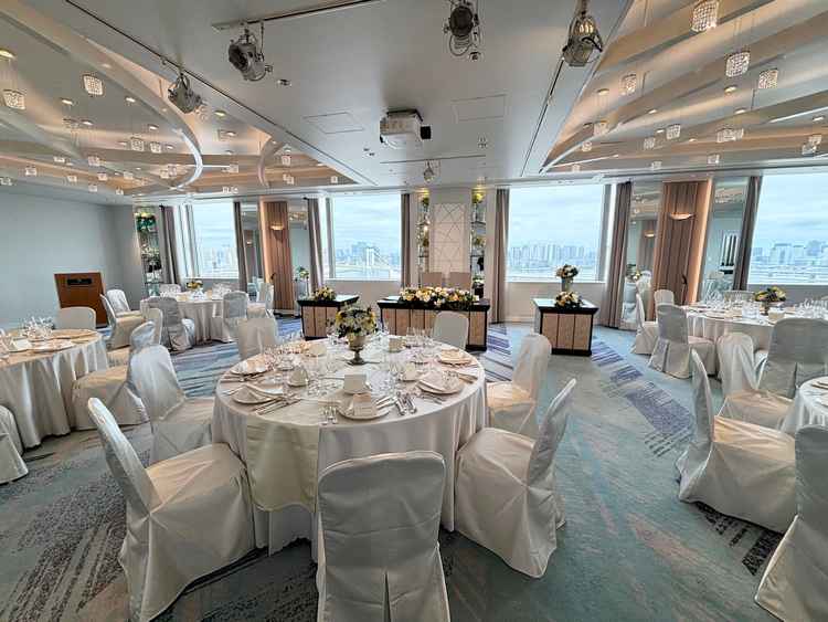 披露宴会場(ヒカリ)開放的でレインボーブリッジが見える。横長の会場で、少し狭く感じました。