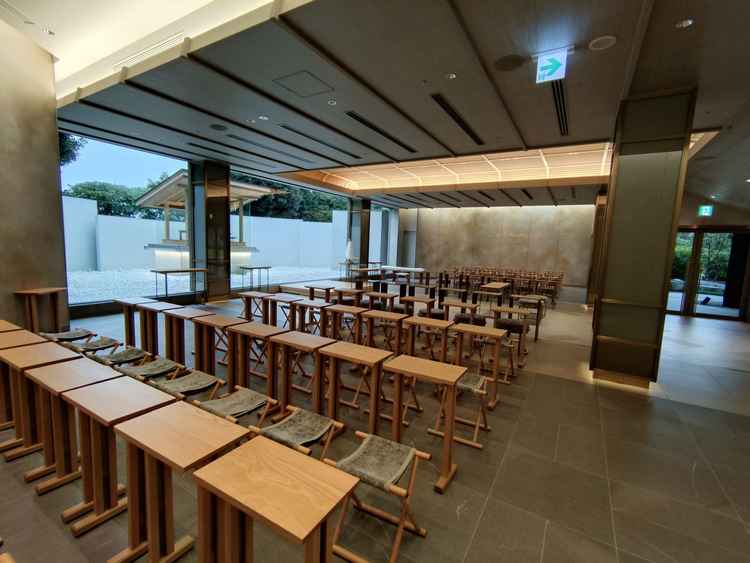 明治記念館内にある神殿挙式会場。チャペルのような雰囲気もあり、ウエディングドレス姿でも馴染めます。