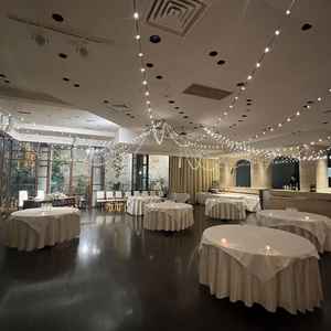 披露宴の会場。室内の会場だが、大きな窓があり、明るそうな雰囲気だった。