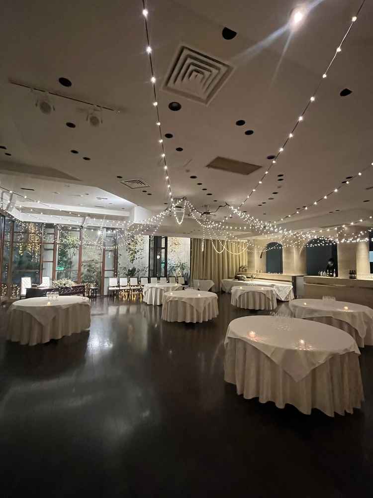 披露宴の会場。室内の会場だが、大きな窓があり、明るそうな雰囲気だった。