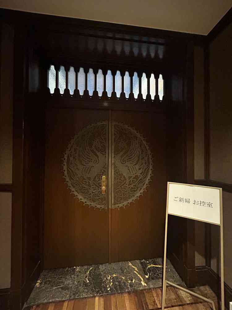 神父の控室の扉が対の鳳凰が描かれており、有形文化財であることを感じられます。