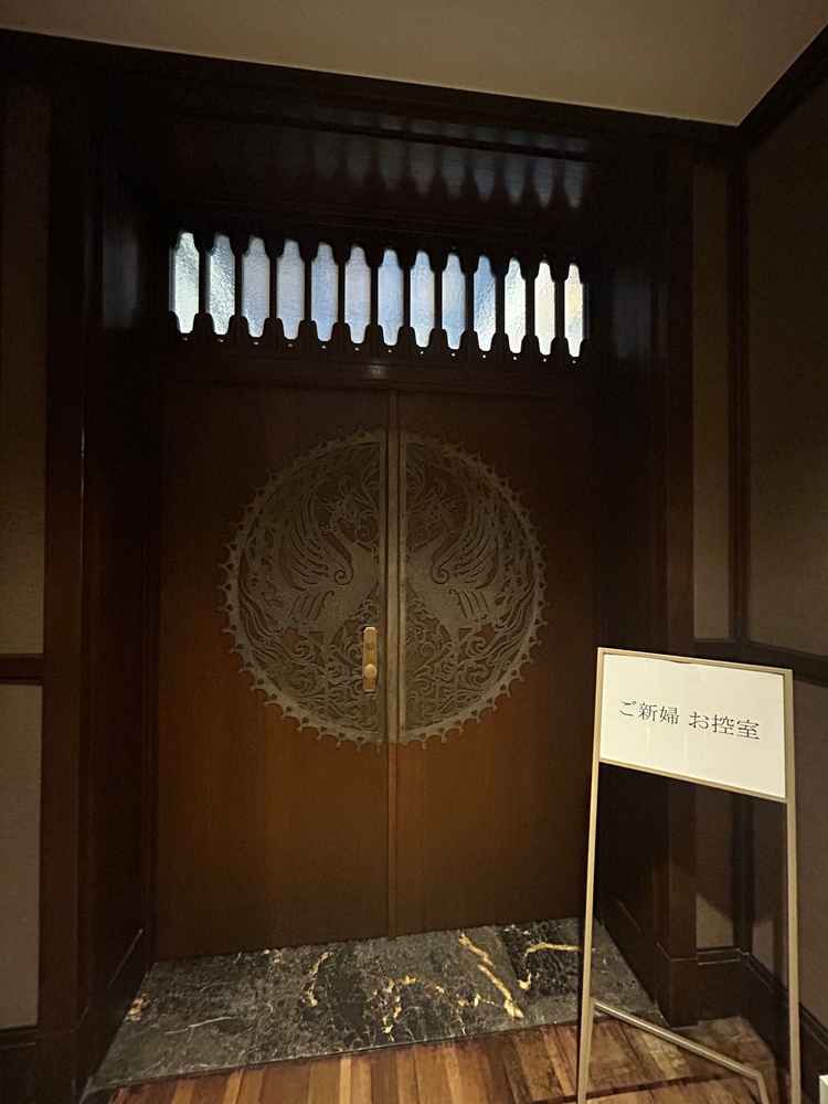 神父の控室の扉が対の鳳凰が描かれており、有形文化財であることを感じられます。