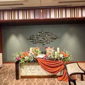 披露宴会場。シックで落ち着いた雰囲気でおしゃれな印象。オープンキッチンもあり魅力的だった。