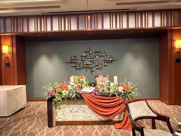 披露宴会場。シックで落ち着いた雰囲気でおしゃれな印象。オープンキッチンもあり魅力的だった。