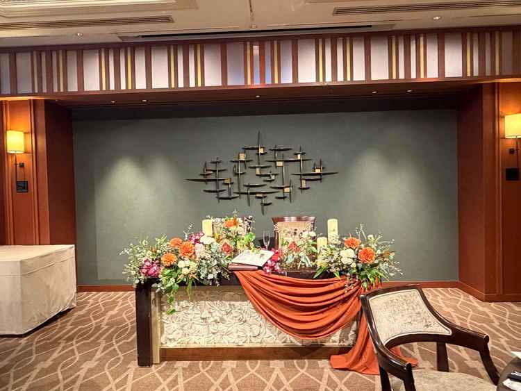 披露宴会場。シックで落ち着いた雰囲気でおしゃれな印象。オープンキッチンもあり魅力的だった。