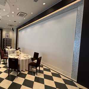 披露宴会場には大きなスクリーンがあり、サンプルのエンドロールムービーを流していただきました。