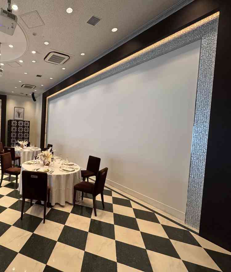 披露宴会場には大きなスクリーンがあり、サンプルのエンドロールムービーを流していただきました。