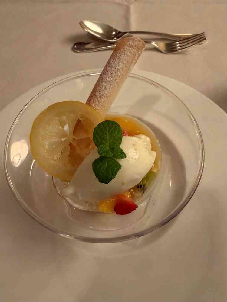 ジャスミン香るブランマンジェ 柚子風味のヨーグルトアイス添え