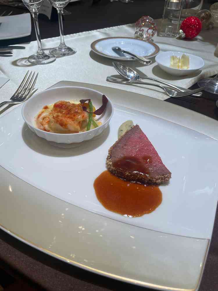 肉と魚料理を一つのプレートで試食。