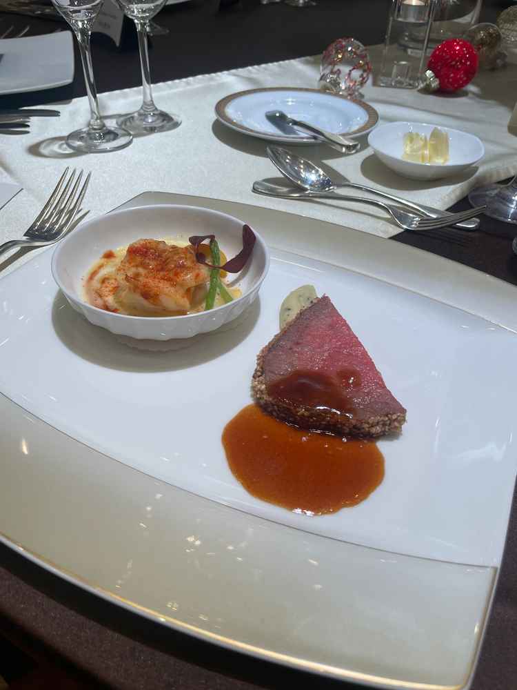 肉と魚料理を一つのプレートで試食。