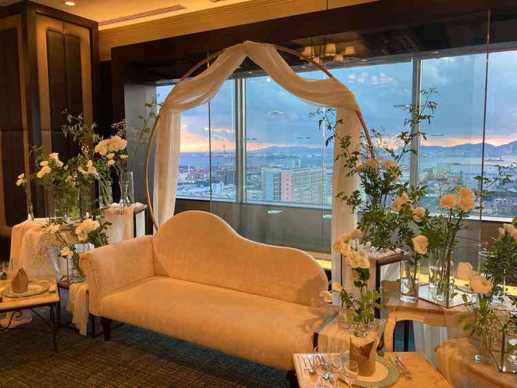 披露宴会場の新郎新婦席。ソファタイプを見せて頂きました。テーブルタイプも可能とのことです。