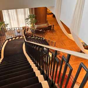 ウェルカムパーティースペースに続く階段。ここから新郎新婦の登場という演出ができる素敵な設備でした。