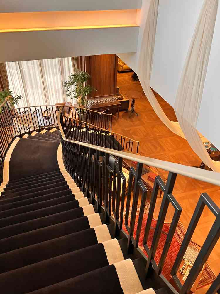 ウェルカムパーティースペースに続く階段。ここから新郎新婦の登場という演出ができる素敵な設備でした。