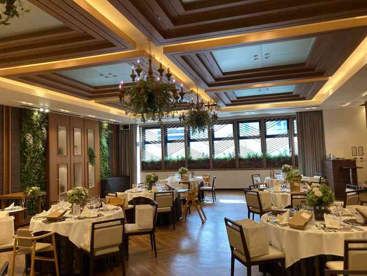 披露宴会場にも、自然光が入り明るく感じた。