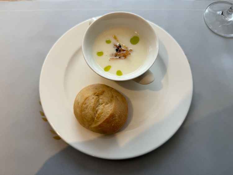 実際にフェアで試食した季節のポタージュです。ポタージュは冷えており、夏にぴったりのものでした。