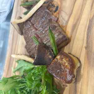 食事ででてきたお肉とフォアグラがとても美味しかったです。