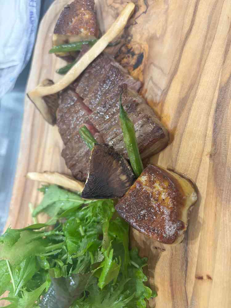 食事ででてきたお肉とフォアグラがとても美味しかったです。