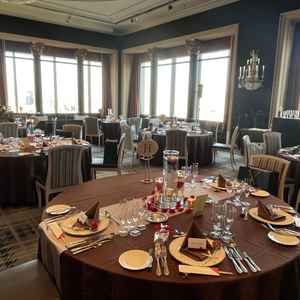 披露宴会場。黒を基調としつつも暗くならず、シックな雰囲気があった。