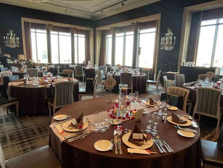 披露宴会場。黒を基調としつつも暗くならず、シックな雰囲気があった。