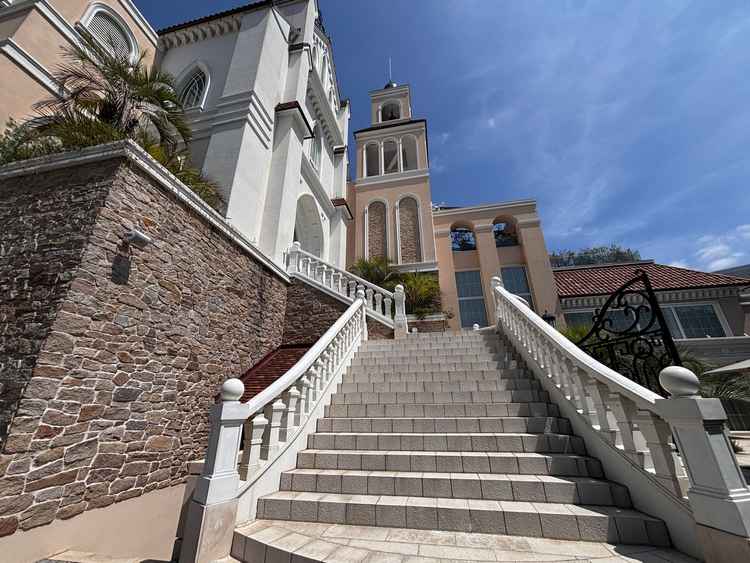 外階段の景色が圧巻で、披露宴会場までの導線がスムーズそうでした。ドローンでの撮影もあるそうです。