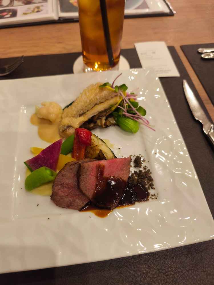 メイン料理は、和牛のソテーで豆のペーストやソースとの相性もよく非常に美味しかった。