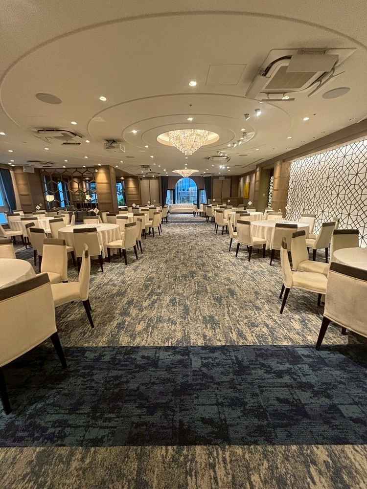 木目調で明るさもありつつ、カーペットで結婚式らしい高級感があってバランスがいいと思った。