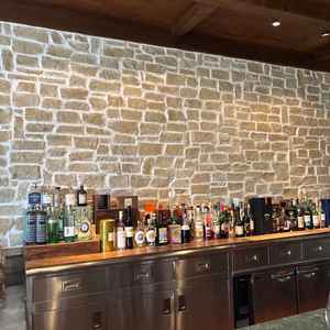 披露宴会場に併設のバーカウンターのあるスペース。お酒の種類も豊富で、バイキングなども行えるそうです。