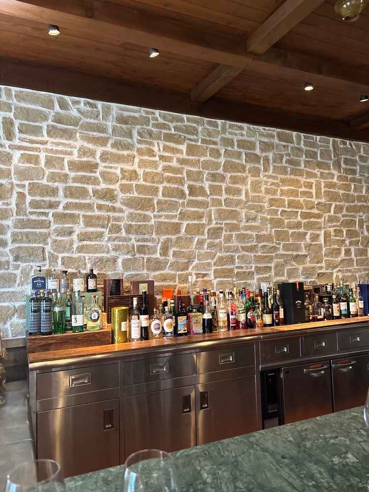 披露宴会場に併設のバーカウンターのあるスペース。お酒の種類も豊富で、バイキングなども行えるそうです。