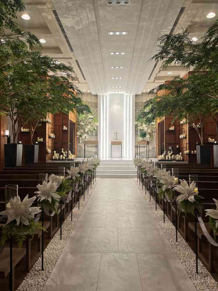 本物の木を使った落ち着くチャペル。星空演出は動画で見せていただいた。