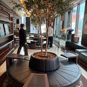 待合室。銀座らしいオシャレな雰囲気。銀座の街を眺められる。