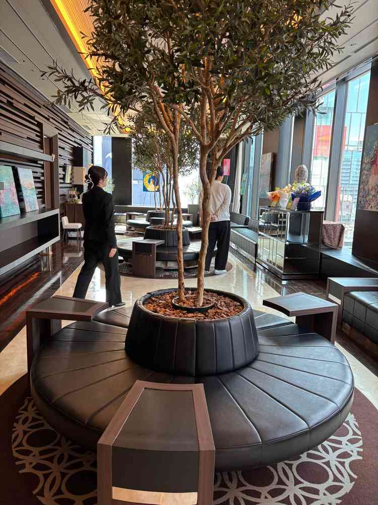 待合室。銀座らしいオシャレな雰囲気。銀座の街を眺められる。