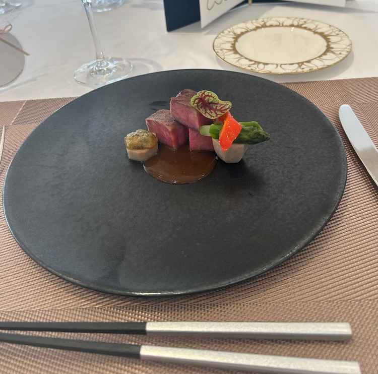 あっさりしてるのにかたくなく柔らかくて、お肉の脂の甘みが美味しかったです。